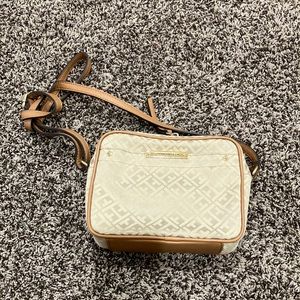 This is a cute Tommy Hilfiger bag that is light brown and a peach color